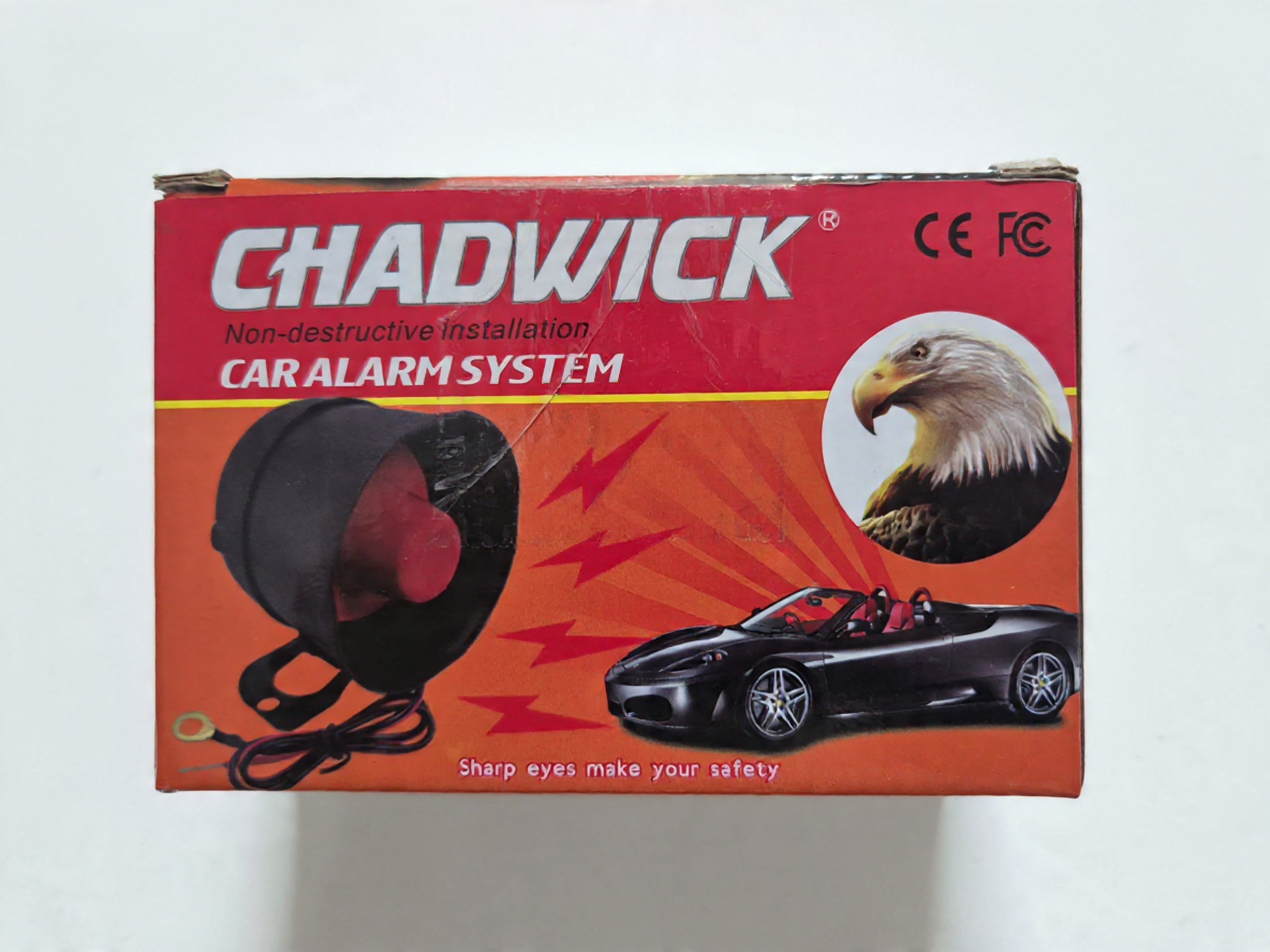 Chadwick car alarm security system with two remote controls, 12V universal anti-theft protection, non-destructive installation.