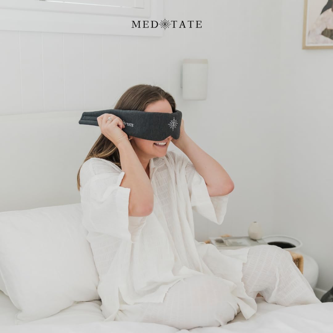 Black total blackout sleep mask by MEDEYETATE with ultra-soft cotton, adjustable strap, breathable design, ideal for deep sleep and relaxation.