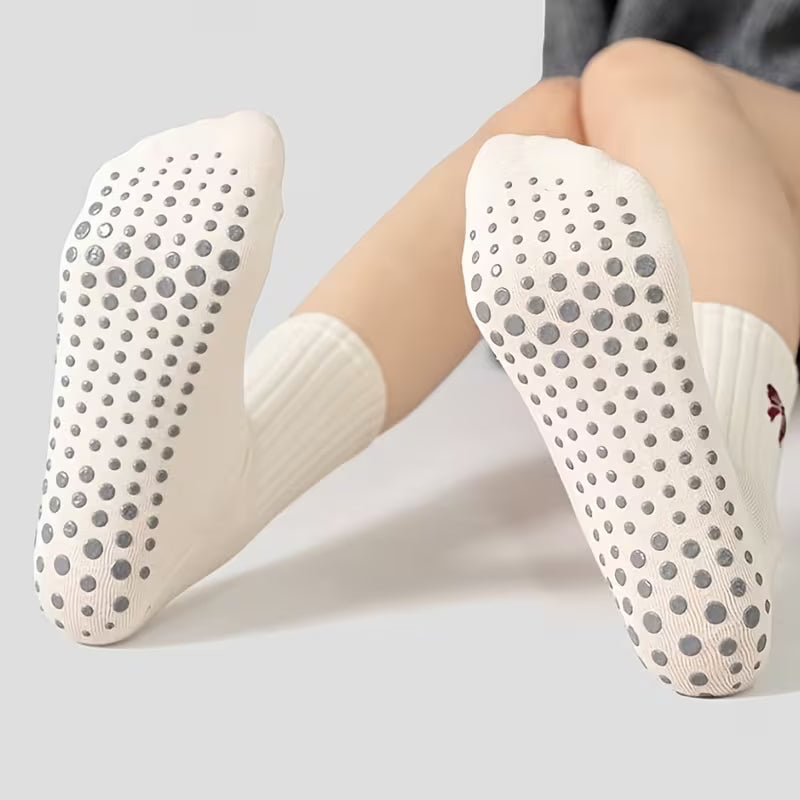 Zuimei 5 Pairs Womens Non Slip Yoga Socks UK 4-7 - Pilates Grip Socks with Bow, Striped Mid-Calf, Burgundy & White
